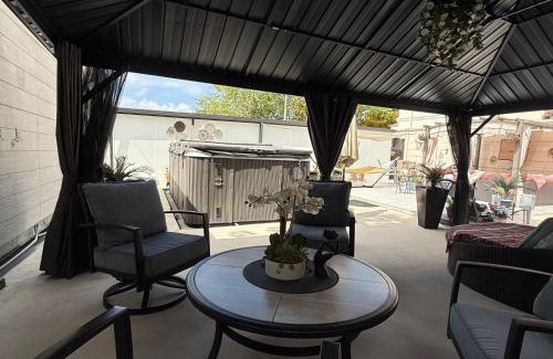 Flagami Bed & Breakfast | Tiny place w private hot jacuzzi 7 min to Miami international airport