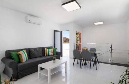 La Santa House | Titán