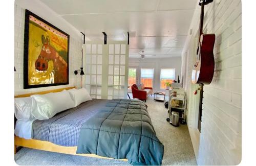 Athens House | Toadhaus Studio in quiet residential neighborhood ATHENS