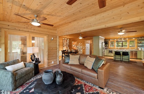 Mineral Bluff Cabin | Toccoa Riverside Cabin: Pet-Friendly, Hot Tub, Firepit & Prime Fishing Retreat