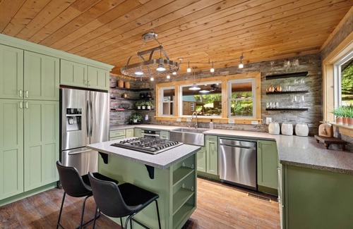 Mineral Bluff Cabin | Toccoa Riverside Cabin: Pet-Friendly, Hot Tub, Firepit & Prime Fishing Retreat