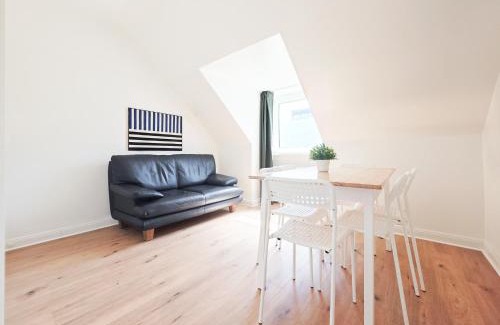 Derendorf Apartment | Tolstov Apartments - 3 Room Attic Apartment - Kitchen - 5 min to Messe DUS