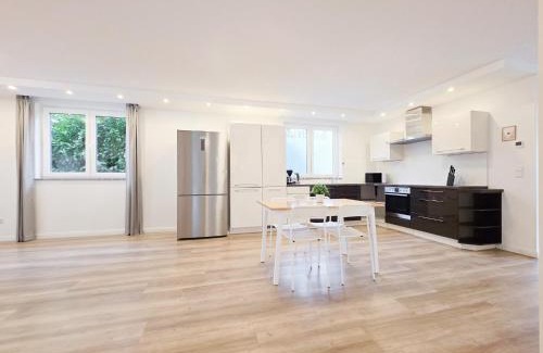 Oberbilk Apartment | Tolstov House - 6 Zimmer Haus - große Küche - Garten - Parkplatz - 25min Messe DUS