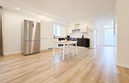 Oberbilk Apartment | Tolstov House - 6 Zimmer Haus - große Küche - Garten - Parkplatz - 25min Messe DUS