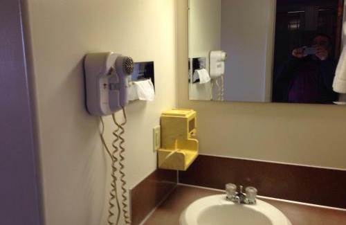 Riverton Hotel | Tomahawk Motor Lodge By OYO Riverton US-26