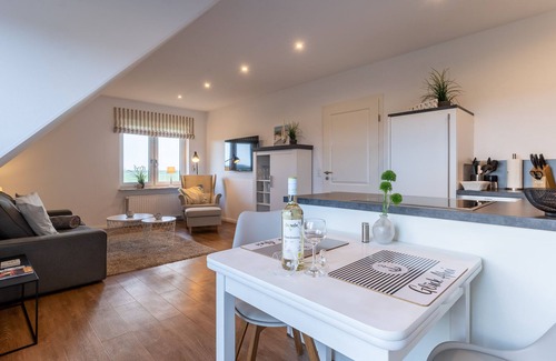 Tumlauer Koog Apartment | Top-equipped thatched-roof holiday apartment with far-reaching views just outside SPO