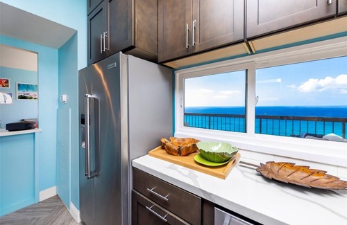Honolulu Apartment | Top Floor Penthouse @ Waikiki Beach Tower - Direct Oceanfront Condo in Waikiki