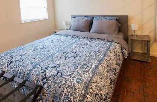 Anniston Apartment | Top floor Spacious Studio