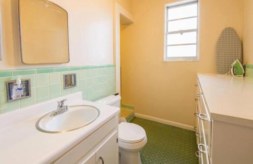 Anniston Apartment | Top floor Spacious Studio