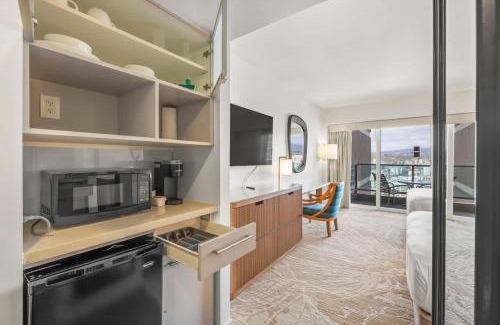 Ala Moana Apartment | Top Floor Studio with Balcony & Views 3528