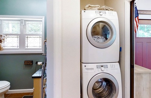 New Tazewell Cabin | Top-of-the-mountain retreat with lake and mountain views, central AC & W/D