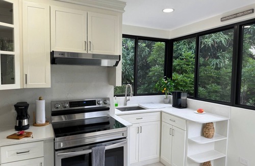 San Salvador Apartment | TOP RATED! Beautiful views! Centrally located! A/C & Fast Internet!