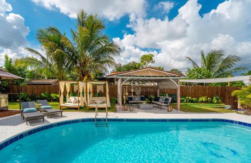 Pembroke Pines Villa | Top Villa Near Beach with Game Room, Hot Tub and Pool
