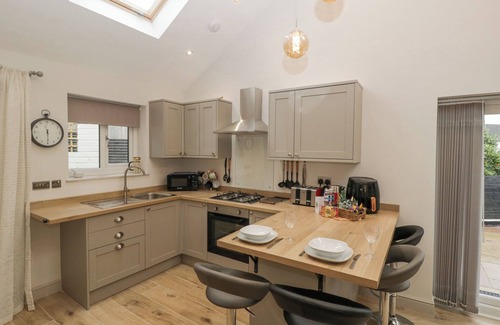 Newbridge House | TORINO LODGE, pet friendly, with a garden in Newbridge, Caerffili