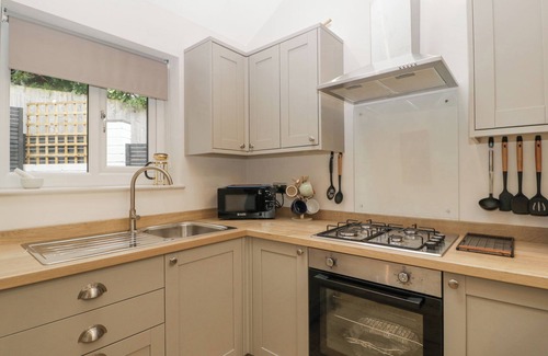 Newbridge House | TORINO LODGE, pet friendly, with a garden in Newbridge, Caerffili