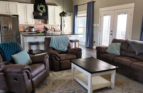 Conway House | Total Eclipse path 2024! A beautiful acre outside of town to enjoy the eclipse.