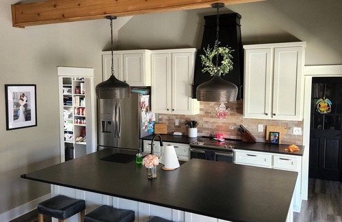 Conway House | Total Eclipse path 2024! A beautiful acre outside of town to enjoy the eclipse.