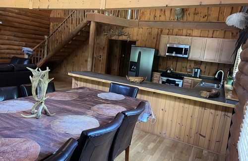 Zenda House | Total Privacy ! Log Home Surrounded By 5 Acres Of Woods near Geneva Lake.
