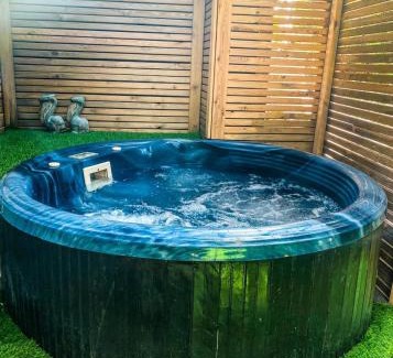 Shlomi Cabin | Touch of Rose