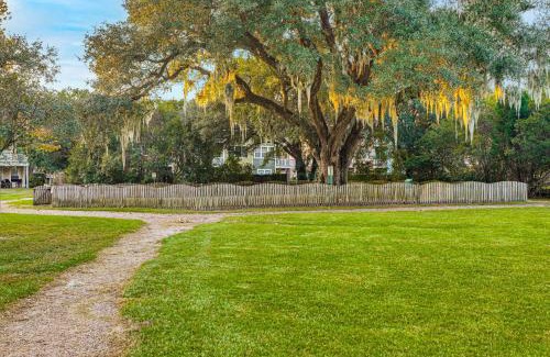 Ladson House | Townhome 3 Mi to Wescott Park and Golf Course!