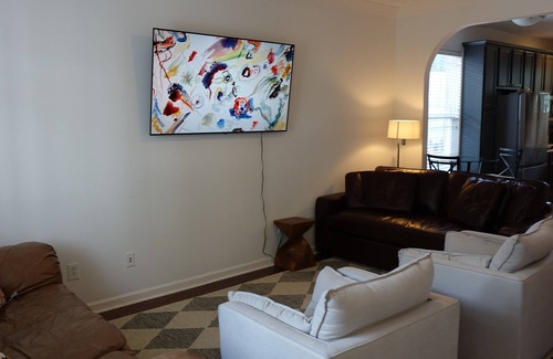 Pickwood House | Townhouse 3bd 3.5 bth Auburn, AL Quiet area and pet friendly 1 mile from campus