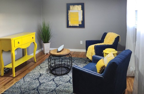 Methuen House | Townhouse conveniently located just mins from UMass Lowell and Phillips Academy.