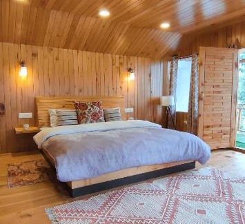 Banjar Cabin | Tragopan Chalet’s- Oak Luxury Cabin with balcony