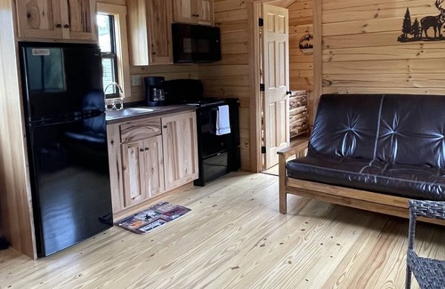 Ashley Oaks Cabin | Trail 22 lodge. Direct access to Windrock Trail.