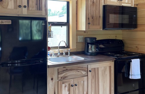 Ashley Oaks Cabin | Trail 22 lodge. Direct access to Windrock Trail.