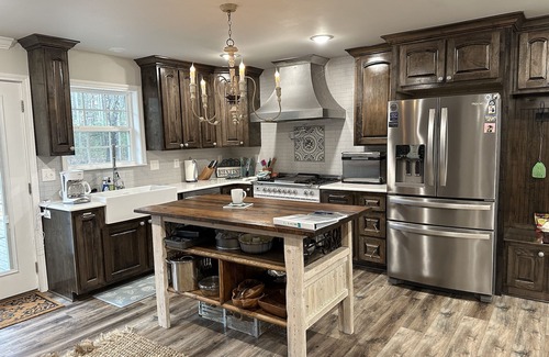Harriman House | Trailer and pet-friendly! Hot tub! Minutes to Windrock and Frozen Head!