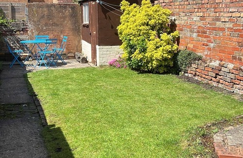 Taunton House | Train Station Cottage Taunton - Walk to town, pet friendly!