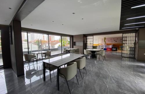 Kilimani Apartment | Tranquil 1BD Apt, Pool, 17th Flr, Walking distance to Yaya