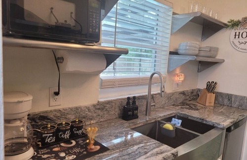 Berkeley Manor House | Tranquil 2-bedroom house with AC in Spring Hill