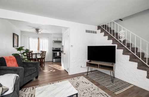 Davenport House | Tranquil 2BR Townhome~ Close to City Charm