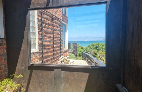 Paradise Beach Apartment | TRANQUIL BEACH SETTING CLOSE TO WORLD FAMOUS SURFING VENUES AND AIRPORT.