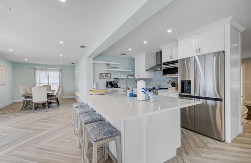 Bradenton House | Tranquil Breeze Getaway - Private Hot Tub, EV Charger, Peaceful Setting, Near Beautiful Beaches!