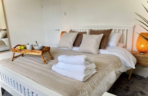 Bridge House | Tranquil Bridge Escape