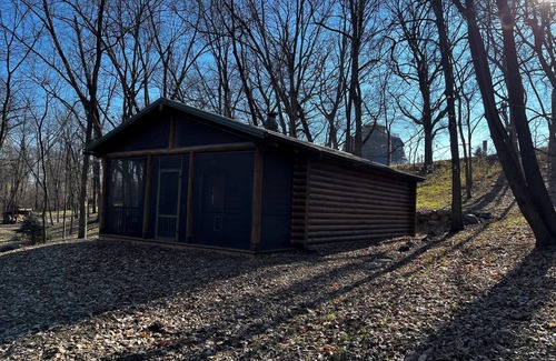 Knoxville Cabin | Tranquil cabin with Fireplace in Knoxville - perfect for a cozy getaway