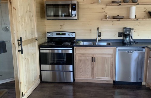 Frazeysburg Cabin | Tranquil creek view cabin