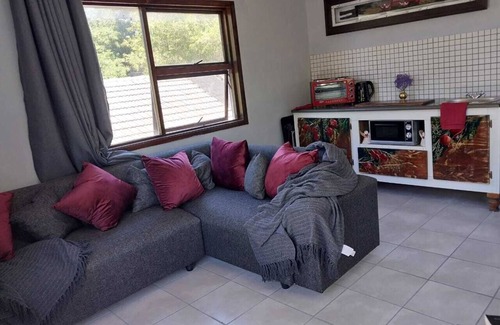 Kuils River Apartment | Tranquil Escape 1 Bedroom in Kuils River with WiFi & parking, 23km from Airport