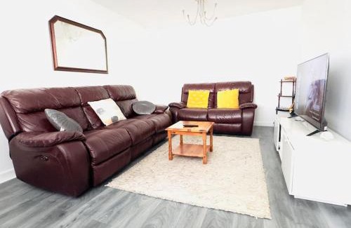 Basildon Apartment | Tranquil Haven: 3-BR House