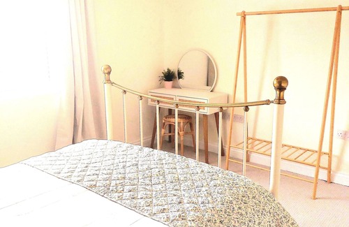 Huyton House | Tranquil haven in vibrant Liverpool!