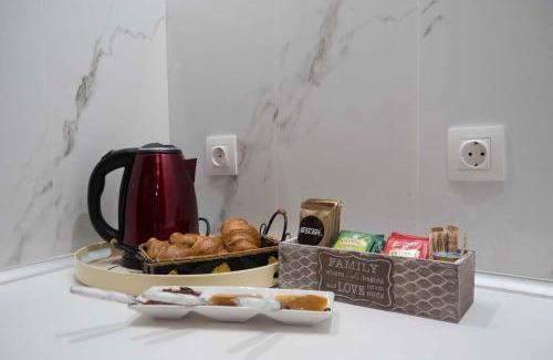 Ano Volos Apartment | Tranquil Infinity Pool Getaway (private jacuzzi and steam bath, pool, garden, sea and city views)