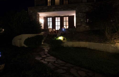 Ano Volos Apartment | Tranquil Infinity Pool Getaway (private jacuzzi and steam bath, pool, garden, sea and city views)