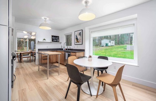 Durham House | Tranquil Light-Filled Retreat 3BR Ranch