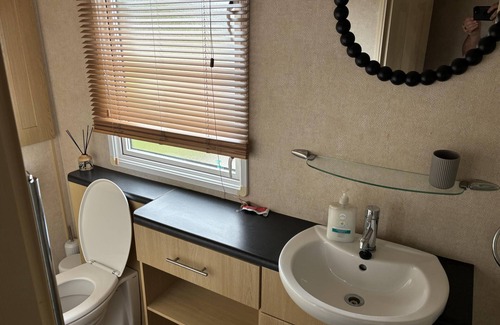 Wesham Cabin | Tranquil Lodge, 2 Bed, Sleeps 4, Free Parking