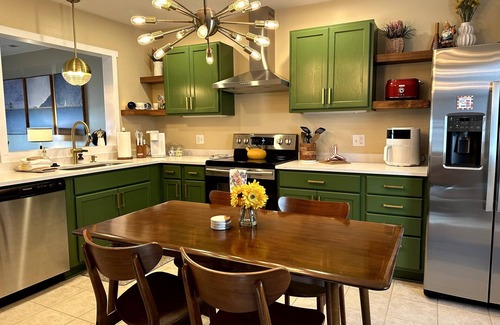 Jacksonville House | Tranquil Mid-Century on Meadow: Joyfully and passionately created to enjoy.