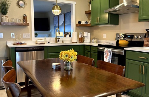 Jacksonville House | Tranquil Mid-Century on Meadow: Joyfully and passionately created to enjoy.