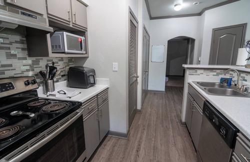 Jersey Village House | Tranquil Modern 3BR Townhome w/Pools, Gym, & Private Baths - Jersey Village