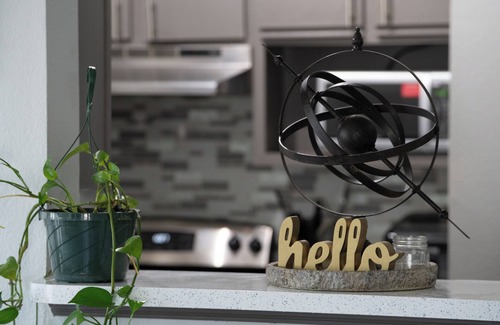 Jersey Village House | Tranquil Modern 3BR Townhome w/Pools, Gym, & Private Baths - Jersey Village